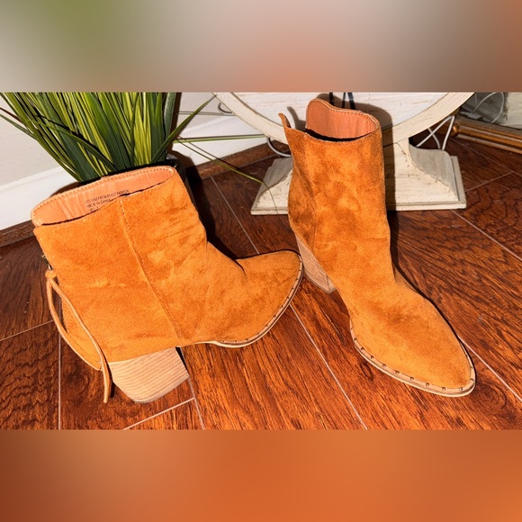Suede Camel Ankle Boots with zipper - Picture 1 of 2